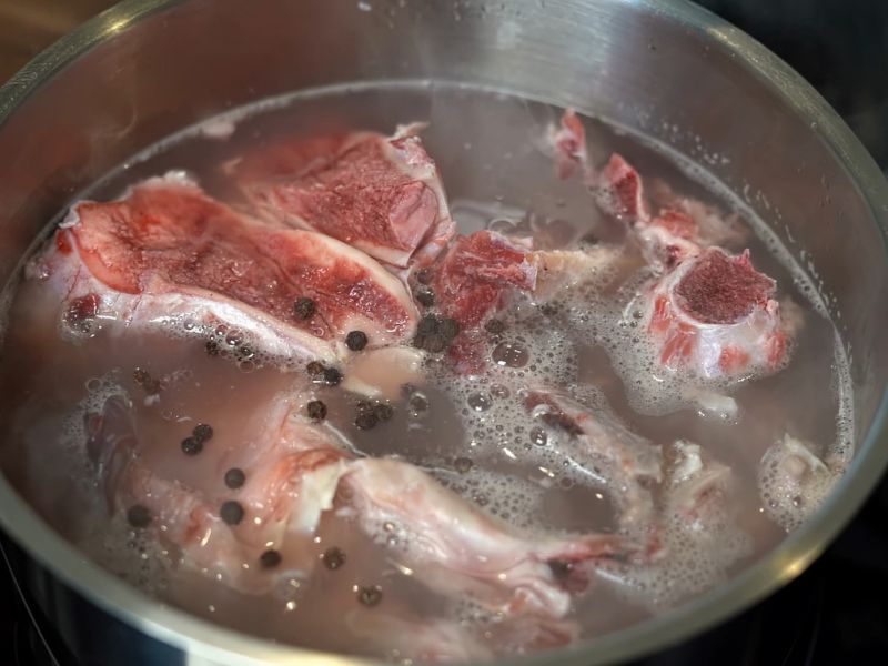 prikaz kostiju koje se kuvaju u šerpi sa biberom